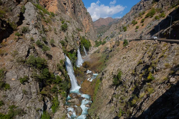 Dünyanın en yüksek ikinci şelalesi olan Kapuzbasi şelalesi büyüleyicidir..