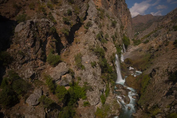 Dünyanın en yüksek ikinci şelalesi olan Kapuzbasi şelalesi büyüleyicidir..