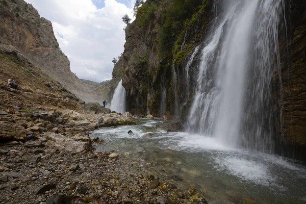 Dünyanın en yüksek ikinci şelalesi olan Kapuzbasi şelalesi büyüleyicidir..
