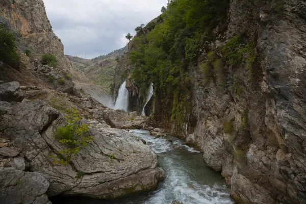 Dünyanın en yüksek ikinci şelalesi olan Kapuzbasi şelalesi büyüleyicidir..