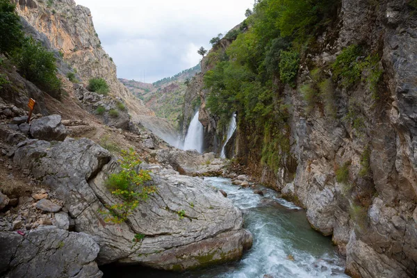 Dünyanın en yüksek ikinci şelalesi olan Kapuzbasi şelalesi büyüleyicidir..