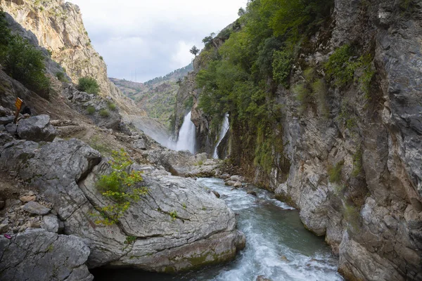 Dünyanın en yüksek ikinci şelalesi olan Kapuzbasi şelalesi büyüleyicidir..