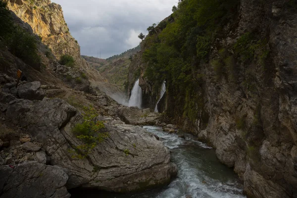 Dünyanın en yüksek ikinci şelalesi olan Kapuzbasi şelalesi büyüleyicidir..