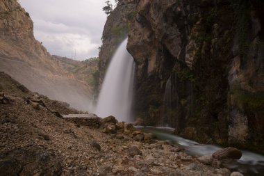 Dünyanın en yüksek ikinci şelalesi olan Kapuzbasi şelalesi büyüleyicidir..