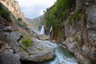 Dünyanın en yüksek ikinci şelalesi olan Kapuzbasi şelalesi büyüleyicidir..