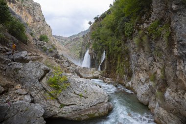 Dünyanın en yüksek ikinci şelalesi olan Kapuzbasi şelalesi büyüleyicidir..