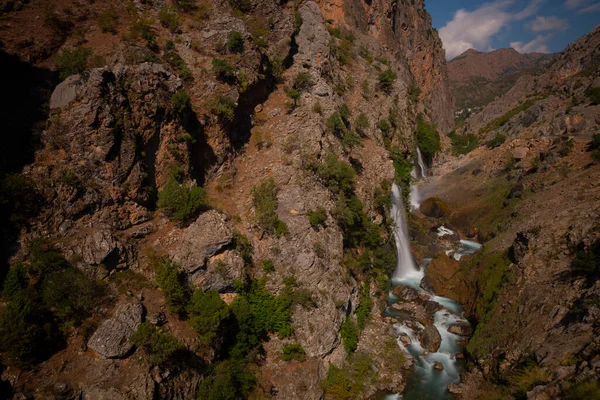 Dünyanın en yüksek ikinci şelalesi olan Kapuzbasi şelalesi büyüleyicidir..