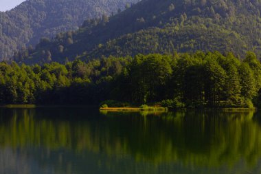 Karagl, Artvin 'in Borcka ilçesine 25-27 kilometre uzaklıkta bulunan bir heyelan gölüdür..