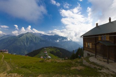 Pokut Platosu - Rize. Plato, Frtna ve Hala nehirlerinin oluşturduğu vadilerin arasında, Amlhemin Bölgesi 'nin güneyinde yer almaktadır..