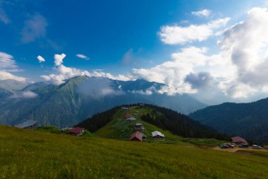 Pokut Platosu - Rize. Plato, Frtna ve Hala nehirlerinin oluşturduğu vadilerin arasında, Amlhemin Bölgesi 'nin güneyinde yer almaktadır..