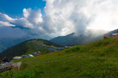 Pokut Platosu - Rize. Plato, Frtna ve Hala nehirlerinin oluşturduğu vadilerin arasında, Amlhemin Bölgesi 'nin güneyinde yer almaktadır..