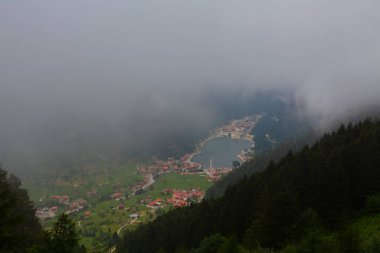 Uzungol, Trabzon ilinin Trabzon ilçesine bağlı bir göldür. Aykara ilçesinin Uzungl ilçesinde yer almaktadır. Yamaçlardan düşüp Haldizen deresini tıkayan kayalar tarafından oluşmuş..
