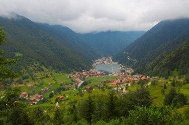 Uzungol, Trabzon ilinin Trabzon ilçesine bağlı bir göldür. Aykara ilçesinin Uzungl ilçesinde yer almaktadır. Yamaçlardan düşüp Haldizen deresini tıkayan kayalar tarafından oluşmuş..