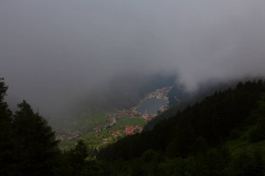 Uzungol, Trabzon ilinin Trabzon ilçesine bağlı bir göldür. Aykara ilçesinin Uzungl ilçesinde yer almaktadır. Yamaçlardan düşüp Haldizen deresini tıkayan kayalar tarafından oluşmuş..