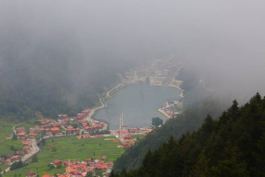 Uzungol, Trabzon ilinin Trabzon ilçesine bağlı bir göldür. Aykara ilçesinin Uzungl ilçesinde yer almaktadır. Yamaçlardan düşüp Haldizen deresini tıkayan kayalar tarafından oluşmuş..