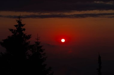 Uzungol, Trabzon ilinin Trabzon ilçesine bağlı bir göldür. Aykara ilçesinin Uzungl ilçesinde yer almaktadır. Yamaçlardan düşüp Haldizen deresini tıkayan kayalar tarafından oluşmuş..