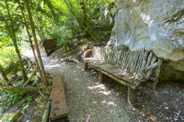 Batı Karadeniz 'in doğal güzelliklerinden biri olan Valla Kanyonu, dünyanın en derin ikinci kanyonu, üç katlı izleme terasıyla ziyaretçilerin ilgi odağı.
