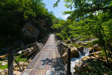 Batı Karadeniz 'in doğal güzelliklerinden biri olan Valla Kanyonu, dünyanın en derin ikinci kanyonu, üç katlı izleme terasıyla ziyaretçilerin ilgi odağı.
