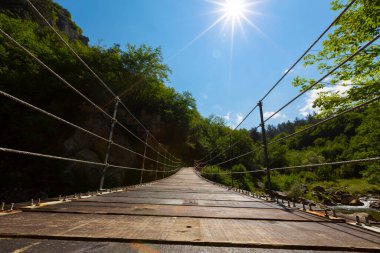 Batı Karadeniz 'in doğal güzelliklerinden biri olan Valla Kanyonu, dünyanın en derin ikinci kanyonu, üç katlı izleme terasıyla ziyaretçilerin ilgi odağı.