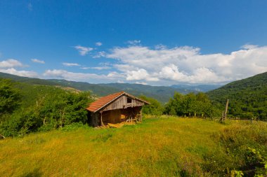 Batı Karadeniz 'in doğal güzelliklerinden biri olan Valla Kanyonu, dünyanın en derin ikinci kanyonu, üç katlı izleme terasıyla ziyaretçilerin ilgi odağı.