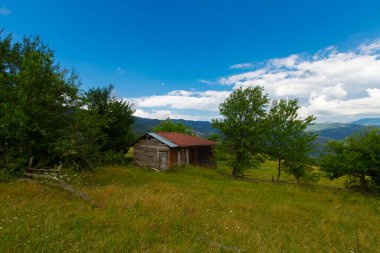 Batı Karadeniz 'in doğal güzelliklerinden biri olan Valla Kanyonu, dünyanın en derin ikinci kanyonu, üç katlı izleme terasıyla ziyaretçilerin ilgi odağı.