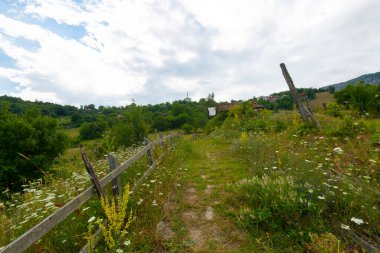 Batı Karadeniz 'in doğal güzelliklerinden biri olan Valla Kanyonu, dünyanın en derin ikinci kanyonu, üç katlı izleme terasıyla ziyaretçilerin ilgi odağı.