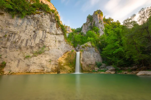Ilca Şelalesi, Ilca Köyü sınırları içinde, Kastamonu Pnarba 'ya 12 kilometre uzaklıkta. 15 metre yükseklikten dökülür..