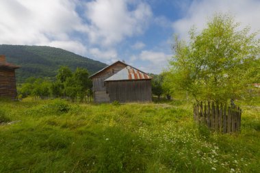Pnarba 'nın kuzeyinde Kure Dağları, doğuda Azdavay Bölgesi ve batıda Azdavay Bölgesi.