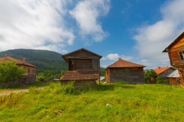 Pnarba 'nın kuzeyinde Kure Dağları, doğuda Azdavay Bölgesi ve batıda Azdavay Bölgesi.