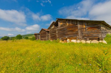 Pnarba 'nın kuzeyinde Kure Dağları, doğuda Azdavay Bölgesi ve batıda Azdavay Bölgesi.
