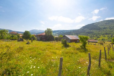 Pnarba 'nın kuzeyinde Kure Dağları, doğuda Azdavay Bölgesi ve batıda Azdavay Bölgesi.