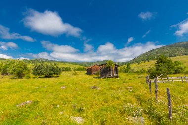 Pnarba 'nın kuzeyinde Kure Dağları, doğuda Azdavay Bölgesi ve batıda Azdavay Bölgesi.