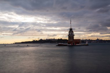 Ortaçağ Bizans döneminden beri Leander Kulesi (Leandros Kulesi) olarak da bilinen Bakire Kulesi (Türkçe: Kz Kulesi), 