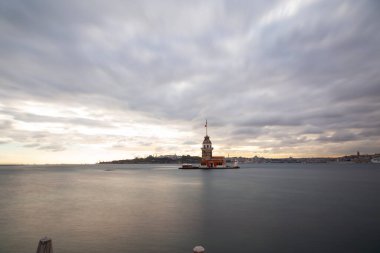 Ortaçağ Bizans döneminden beri Leander Kulesi (Leandros Kulesi) olarak da bilinen Bakire Kulesi (Türkçe: Kz Kulesi), 