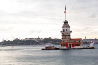 Ortaçağ Bizans döneminden beri Leander Kulesi (Leandros Kulesi) olarak da bilinen Bakire Kulesi (Türkçe: Kz Kulesi), 