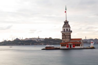Ortaçağ Bizans döneminden beri Leander Kulesi (Leandros Kulesi) olarak da bilinen Bakire Kulesi (Türkçe: Kz Kulesi), 