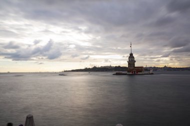 Ortaçağ Bizans döneminden beri Leander Kulesi (Leandros Kulesi) olarak da bilinen Bakire Kulesi (Türkçe: Kz Kulesi), 