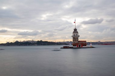 Ortaçağ Bizans döneminden beri Leander Kulesi (Leandros Kulesi) olarak da bilinen Bakire Kulesi (Türkçe: Kz Kulesi), 