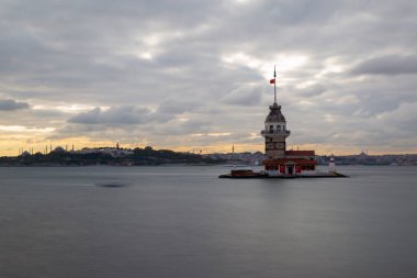 Ortaçağ Bizans döneminden beri Leander Kulesi (Leandros Kulesi) olarak da bilinen Bakire Kulesi (Türkçe: Kz Kulesi), 