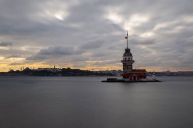 Ortaçağ Bizans döneminden beri Leander Kulesi (Leandros Kulesi) olarak da bilinen Bakire Kulesi (Türkçe: Kz Kulesi), 