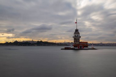 Ortaçağ Bizans döneminden beri Leander Kulesi (Leandros Kulesi) olarak da bilinen Bakire Kulesi (Türkçe: Kz Kulesi), 