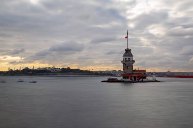 Ortaçağ Bizans döneminden beri Leander Kulesi (Leandros Kulesi) olarak da bilinen Bakire Kulesi (Türkçe: Kz Kulesi), 