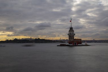 Ortaçağ Bizans döneminden beri Leander Kulesi (Leandros Kulesi) olarak da bilinen Bakire Kulesi (Türkçe: Kz Kulesi), 