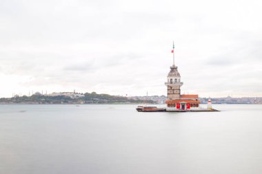 Ortaçağ Bizans döneminden beri Leander Kulesi (Leandros Kulesi) olarak da bilinen Bakire Kulesi (Türkçe: Kz Kulesi), 