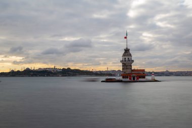 Ortaçağ Bizans döneminden beri Leander Kulesi (Leandros Kulesi) olarak da bilinen Bakire Kulesi (Türkçe: Kz Kulesi), 