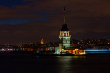 Ortaçağ Bizans döneminden beri Leander Kulesi (Leandros Kulesi) olarak da bilinen Bakire Kulesi (Türkçe: Kz Kulesi), 