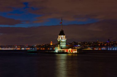 Ortaçağ Bizans döneminden beri Leander Kulesi (Leandros Kulesi) olarak da bilinen Bakire Kulesi (Türkçe: Kz Kulesi), 