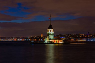 Ortaçağ Bizans döneminden beri Leander Kulesi (Leandros Kulesi) olarak da bilinen Bakire Kulesi (Türkçe: Kz Kulesi), 