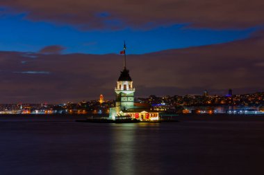 Ortaçağ Bizans döneminden beri Leander Kulesi (Leandros Kulesi) olarak da bilinen Bakire Kulesi (Türkçe: Kz Kulesi), 