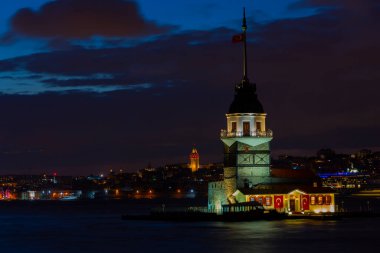 Ortaçağ Bizans döneminden beri Leander Kulesi (Leandros Kulesi) olarak da bilinen Bakire Kulesi (Türkçe: Kz Kulesi), 